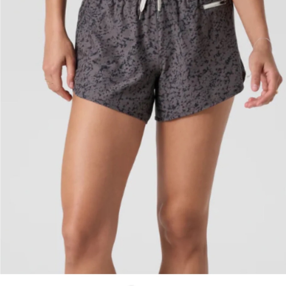 Vuori NWOT Clementine short 4” chia stucco size small